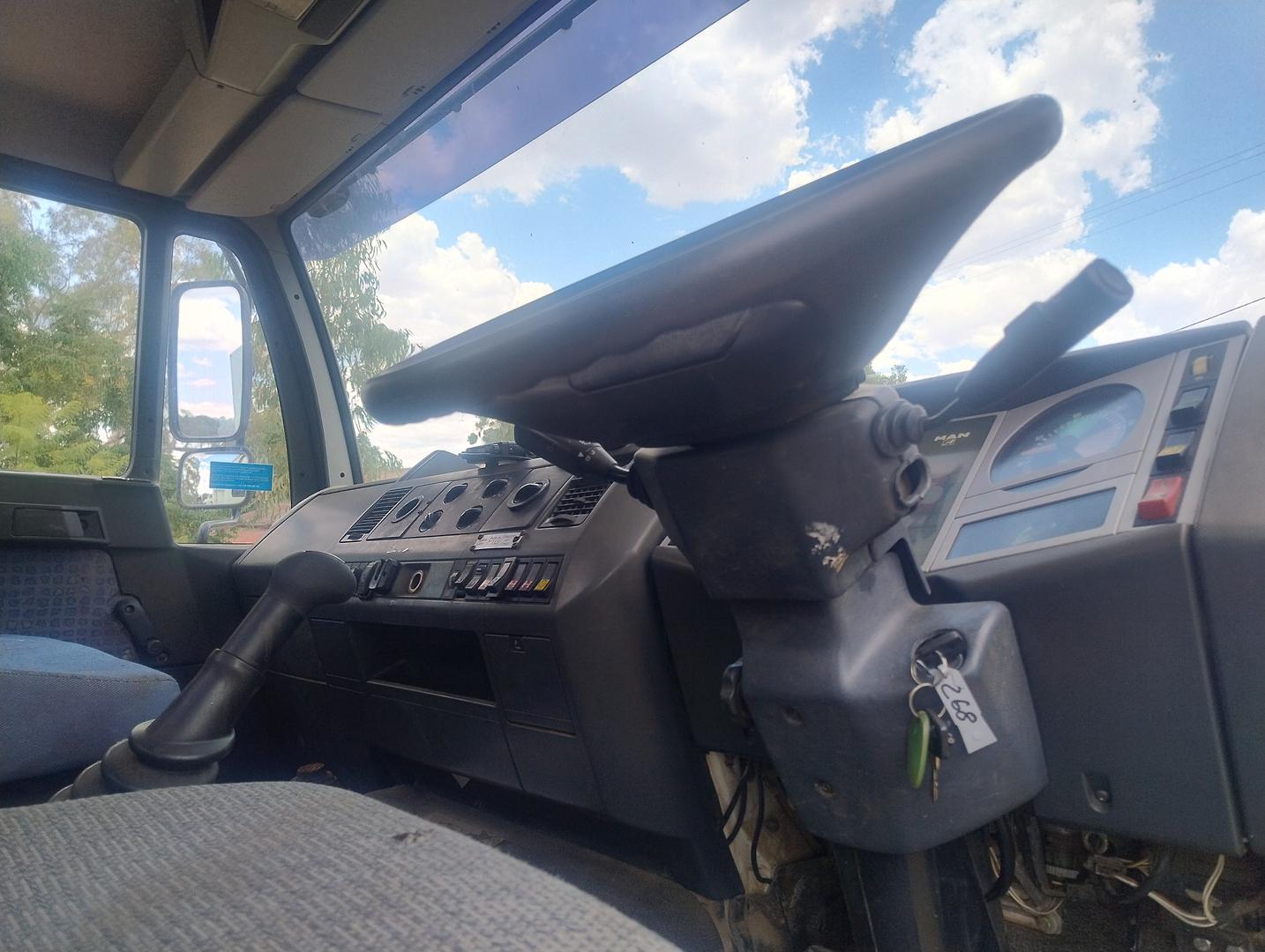 2002 MAN 18T GVM 18.284 LARC MANUAL TRUCK