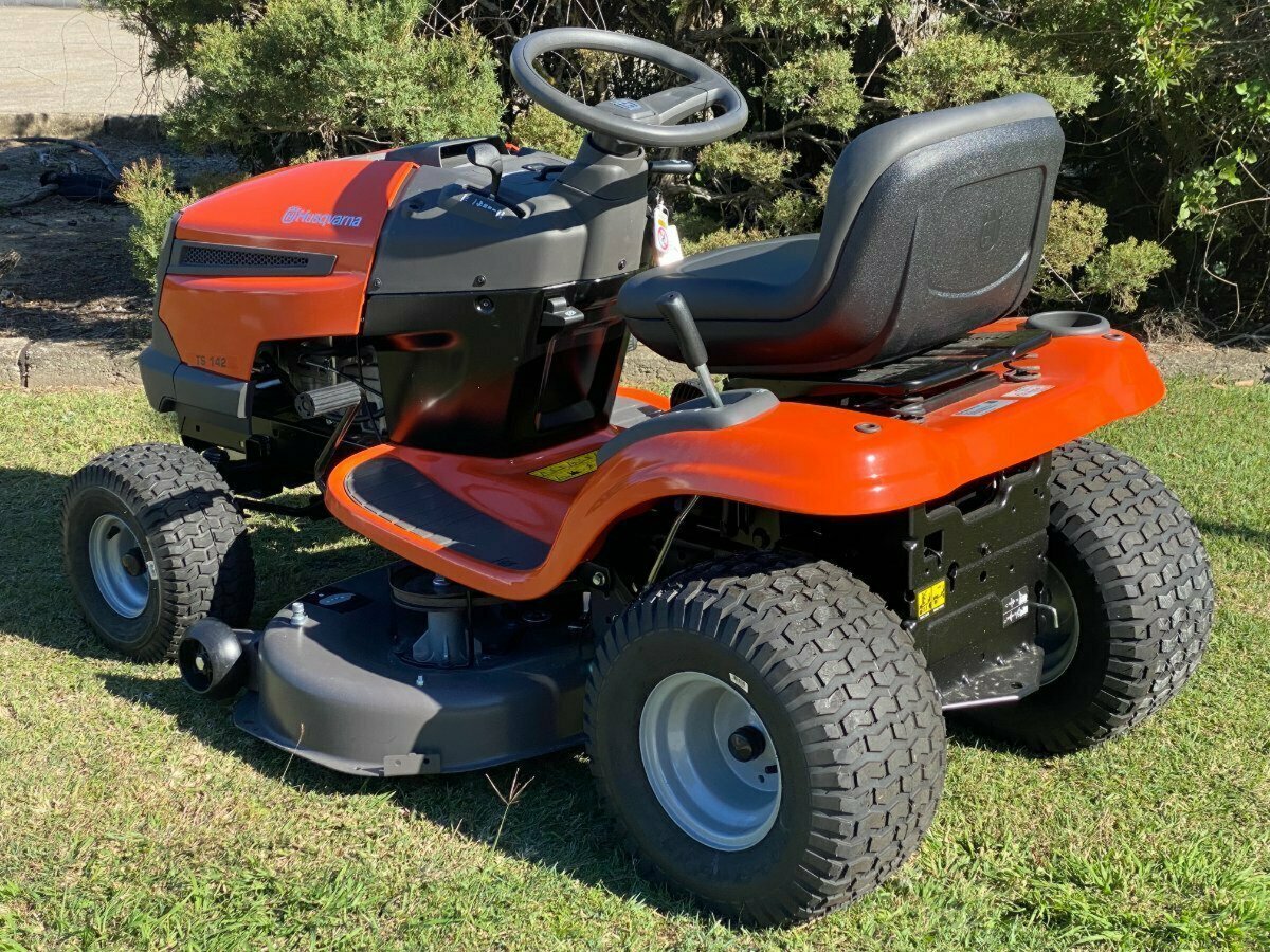 HUSQVARNA TS142 RIDE-ON MOWER