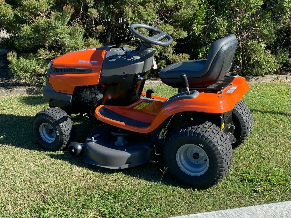 HUSQVARNA TS142 RIDE-ON MOWER