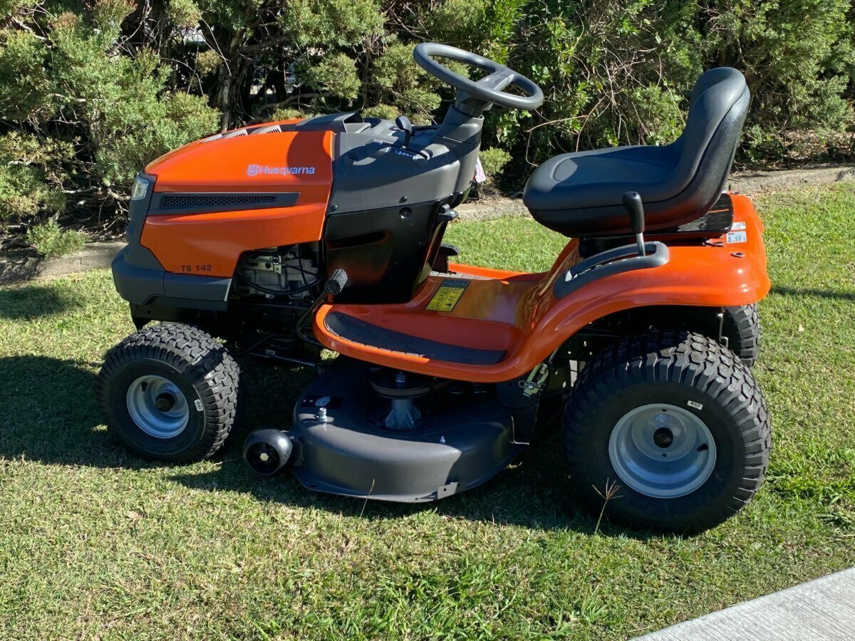 HUSQVARNA TS142 RIDE-ON MOWER