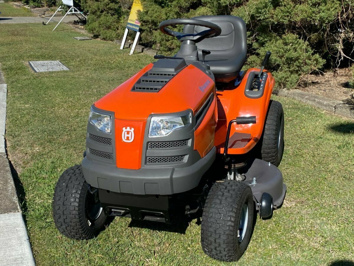 HUSQVARNA TS142 RIDE-ON MOWER