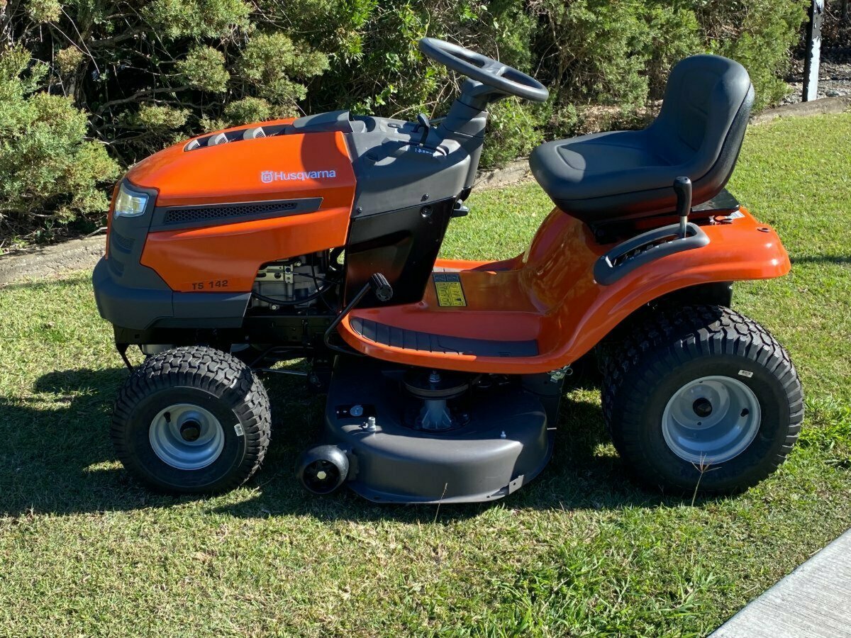 HUSQVARNA TS142 RIDE-ON MOWER