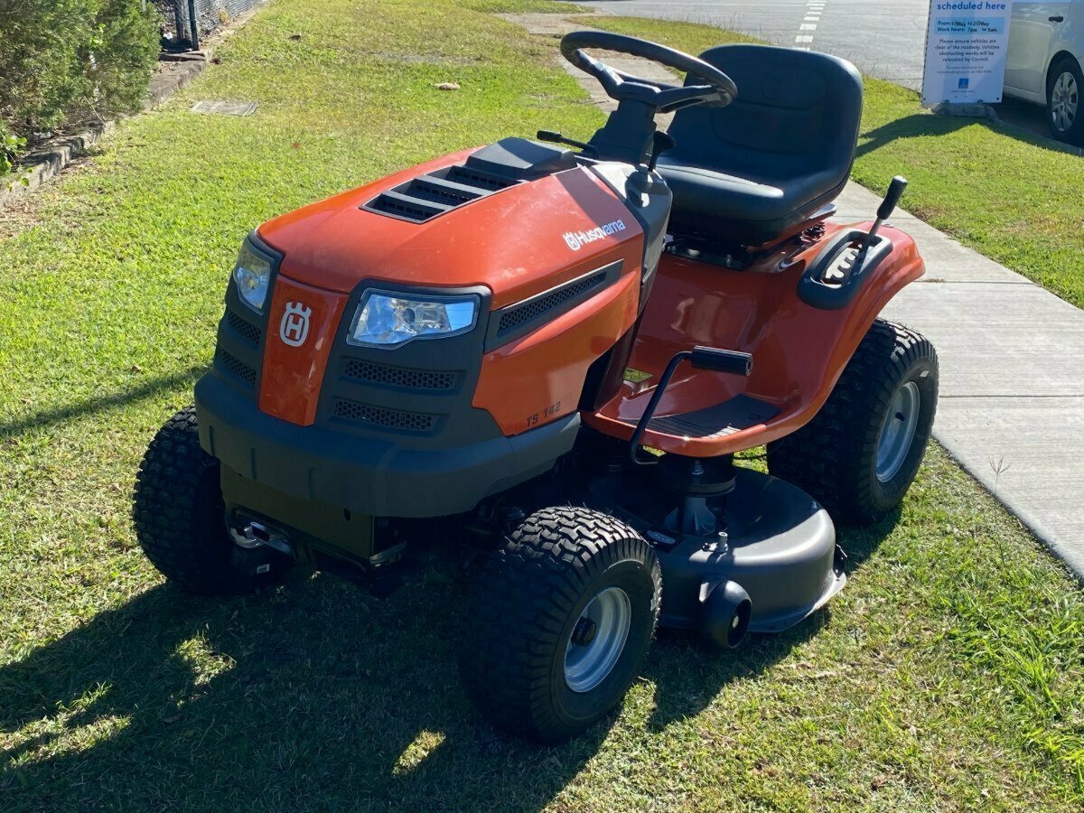 HUSQVARNA TS142 RIDE-ON MOWER