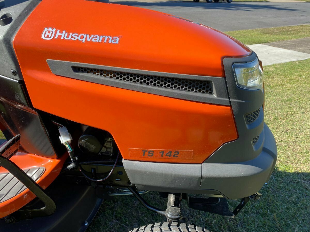 HUSQVARNA TS142 RIDE-ON MOWER