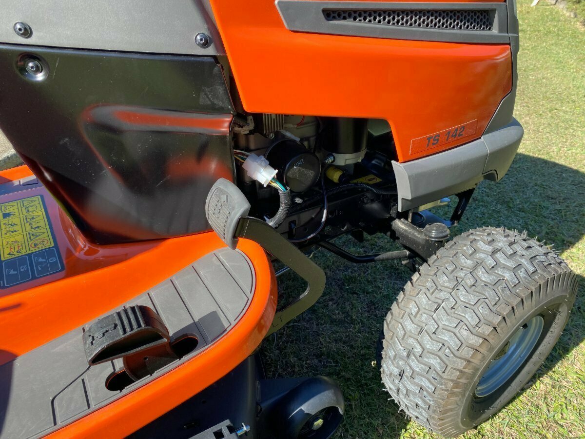 HUSQVARNA TS142 RIDE-ON MOWER
