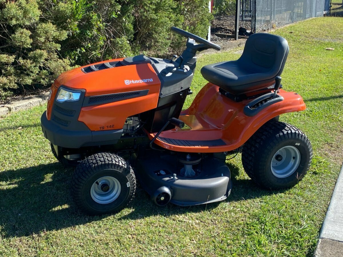 HUSQVARNA TS 142 RIDE-ON MOWER