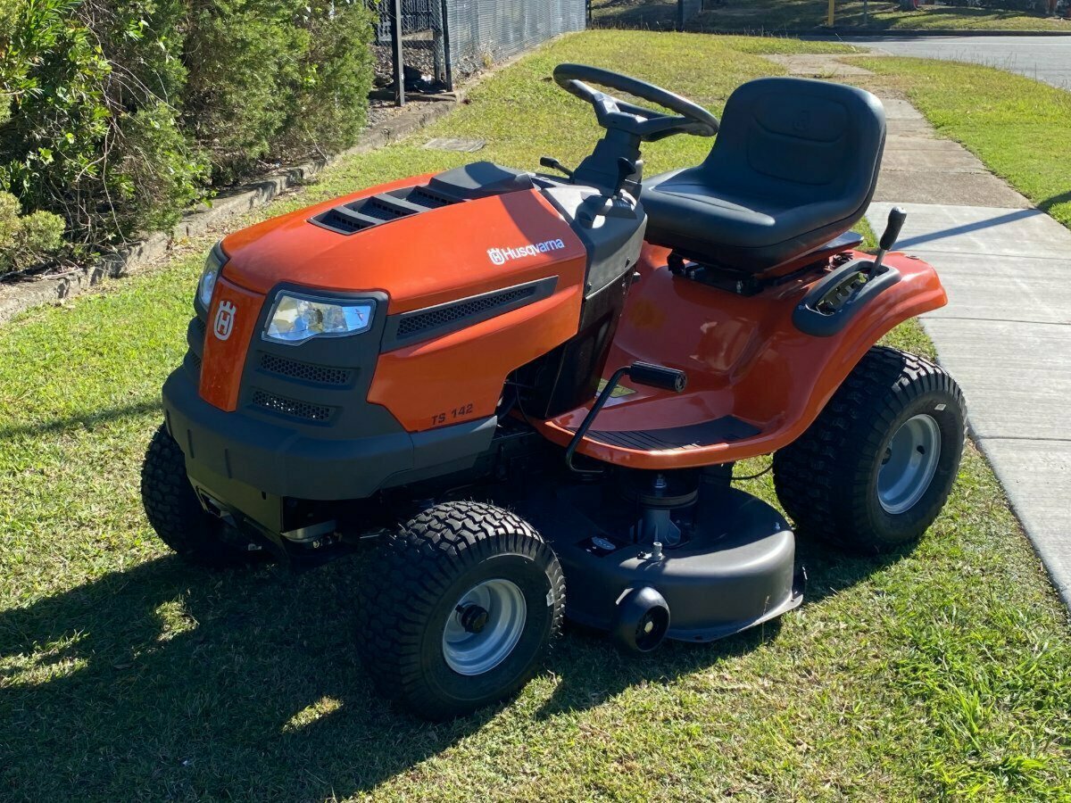 HUSQVARNA TS 142 RIDE-ON MOWER