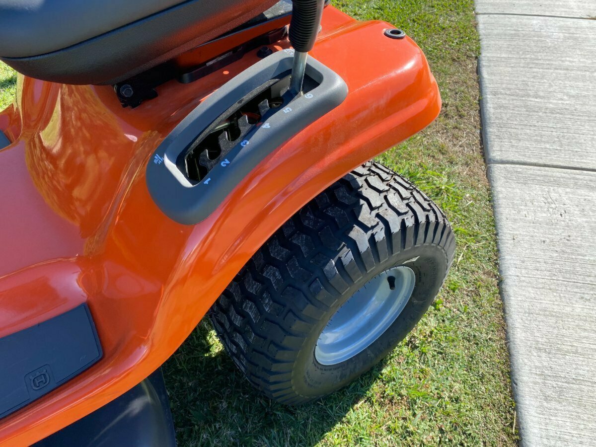 HUSQVARNA TS 142 RIDE-ON MOWER
