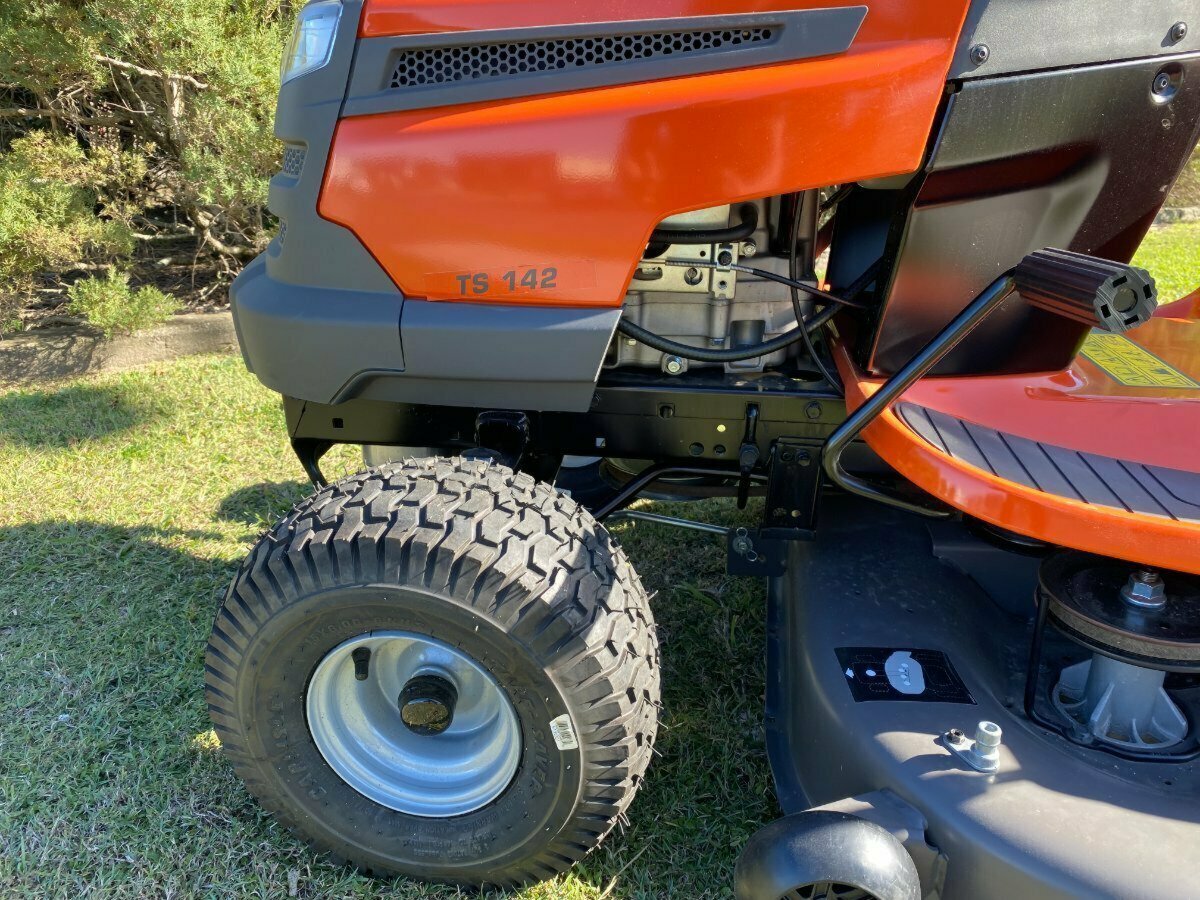 HUSQVARNA TS 142 RIDE-ON MOWER