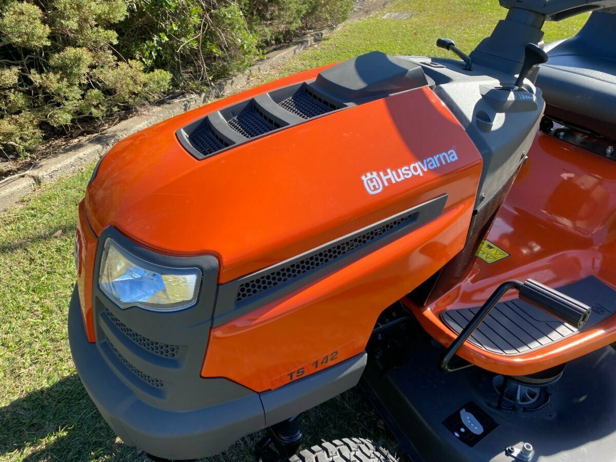 HUSQVARNA TS 142 RIDE-ON MOWER