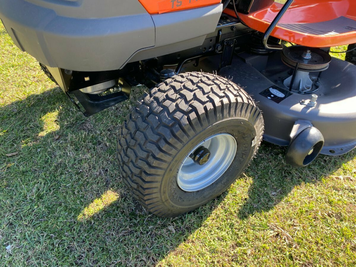 HUSQVARNA TS 142 RIDE-ON MOWER