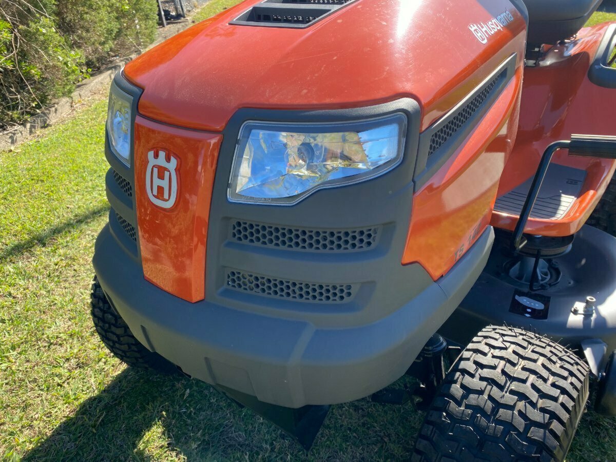 HUSQVARNA TS 142 RIDE-ON MOWER