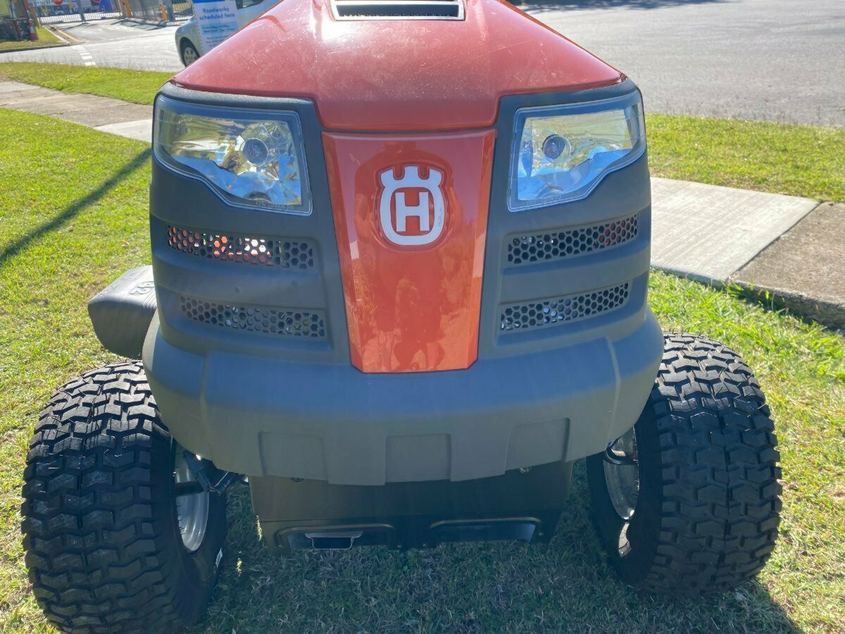 HUSQVARNA TS 142 RIDE-ON MOWER