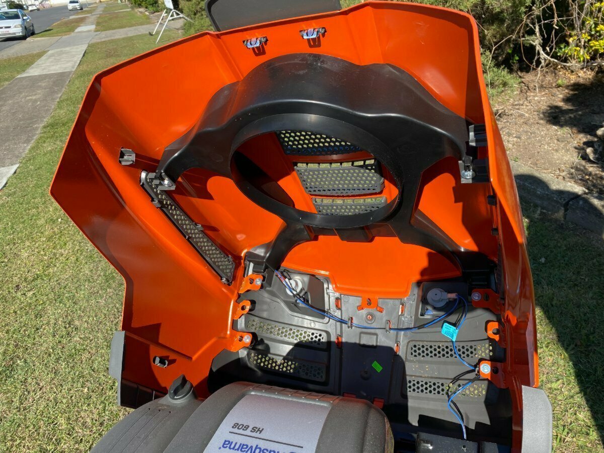 HUSQVARNA TS 142 RIDE-ON MOWER