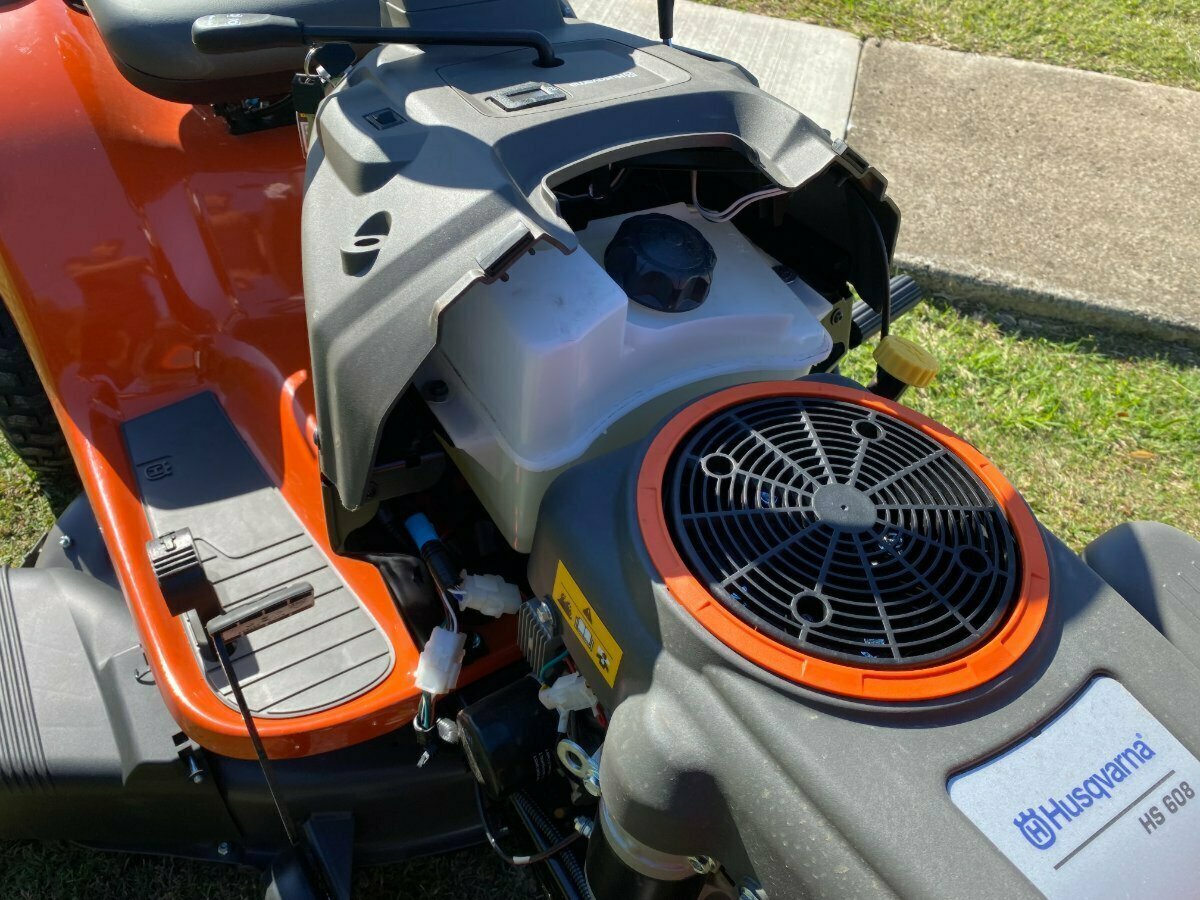 HUSQVARNA TS 142 RIDE-ON MOWER