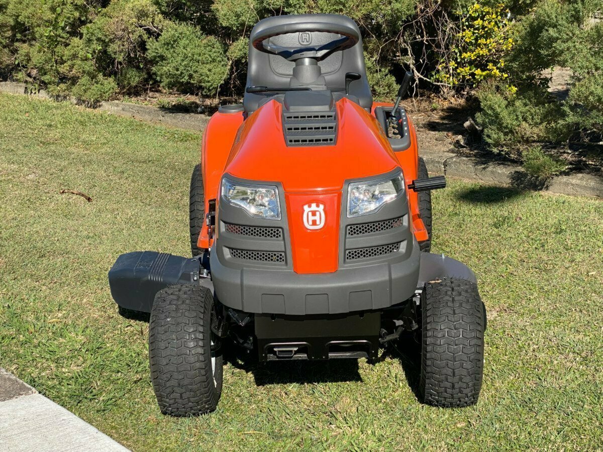 HUSQVARNA TS 142 RIDE-ON MOWER