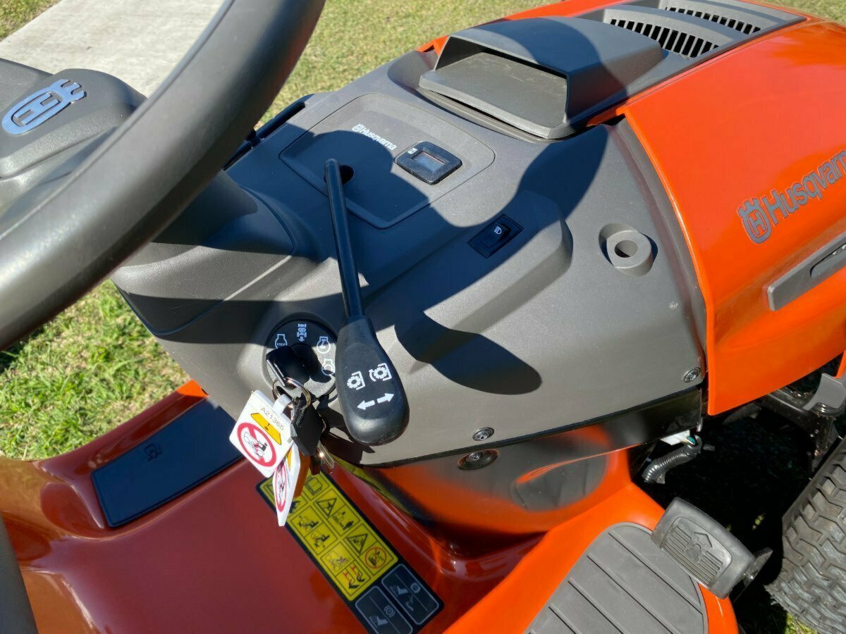 HUSQVARNA TS 142 RIDE-ON MOWER