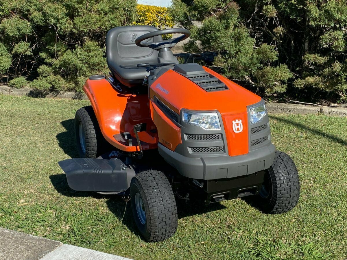 HUSQVARNA TS 142 RIDE-ON MOWER