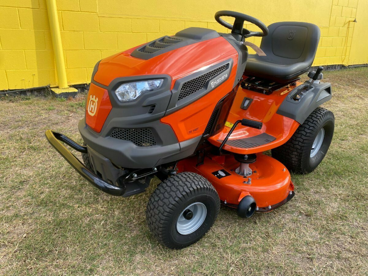 HUSQVARNA TS 142T RIDE-ON MOWER