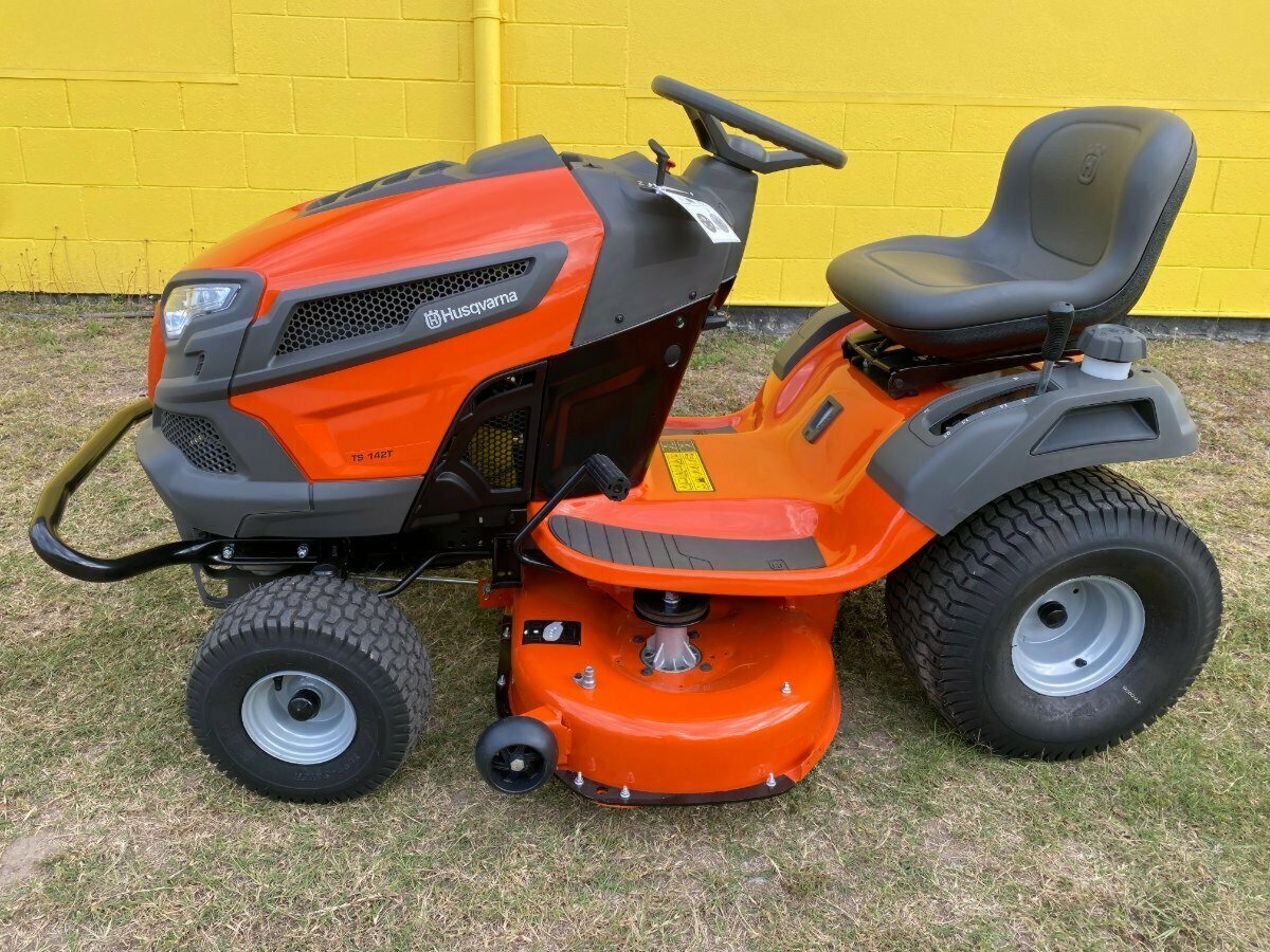 HUSQVARNA TS 142T RIDE-ON MOWER