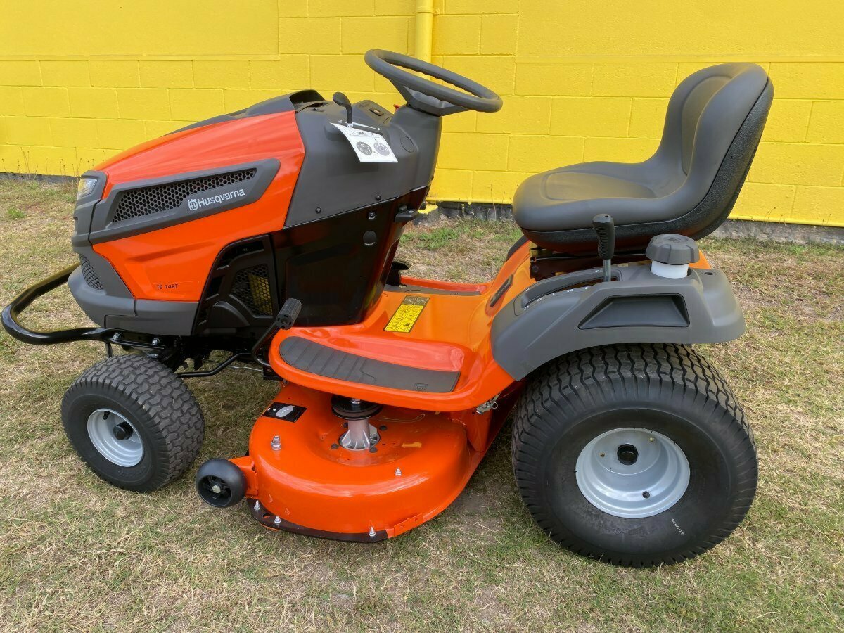 HUSQVARNA TS 142T RIDE-ON MOWER