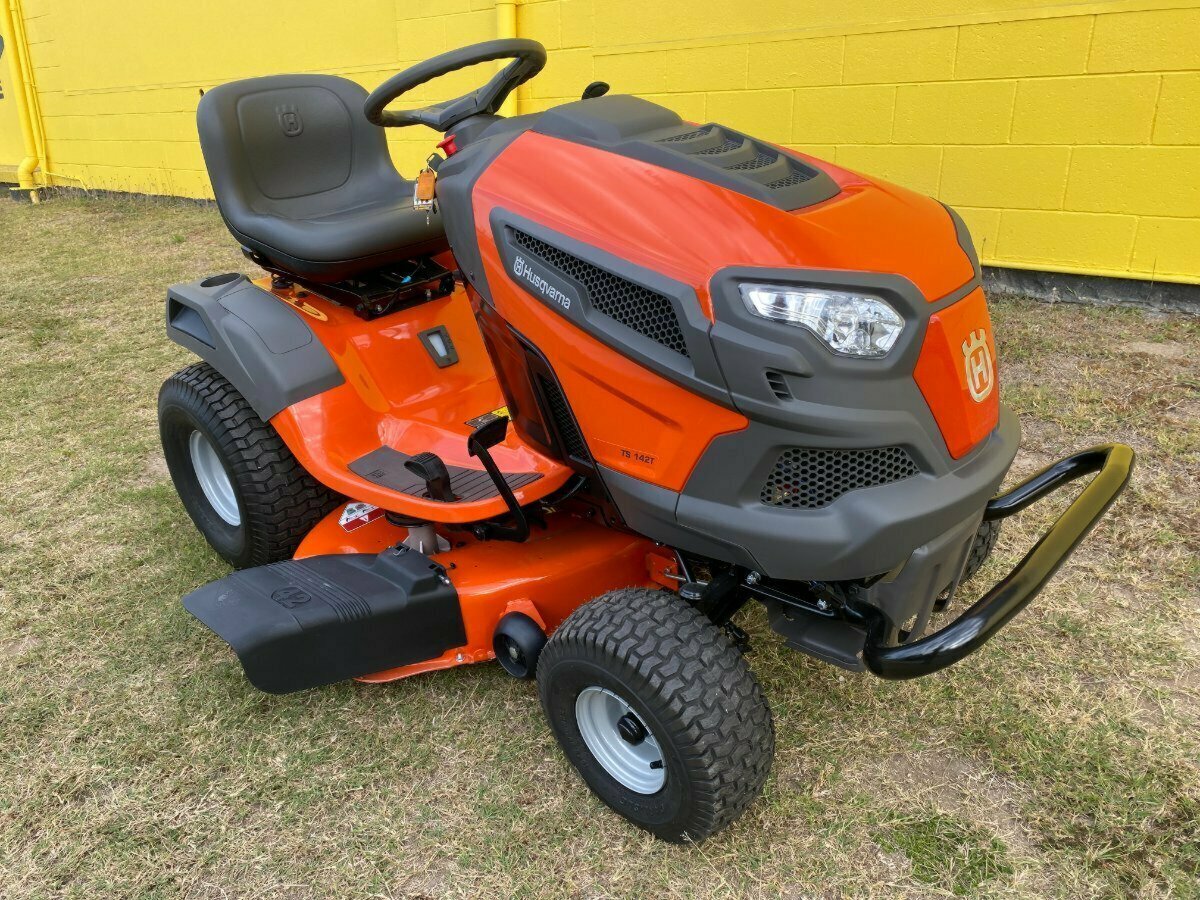HUSQVARNA TS 142T RIDE-ON MOWER