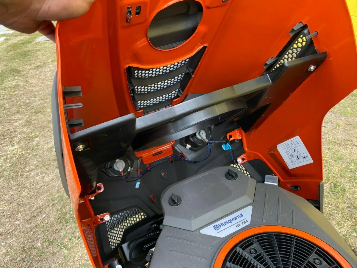 HUSQVARNA TS 142T RIDE-ON MOWER