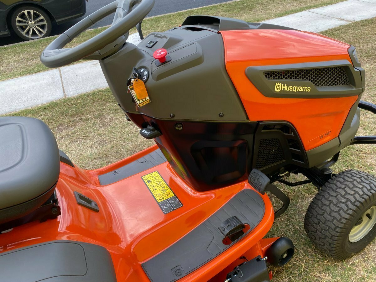 HUSQVARNA TS 142T RIDE-ON MOWER