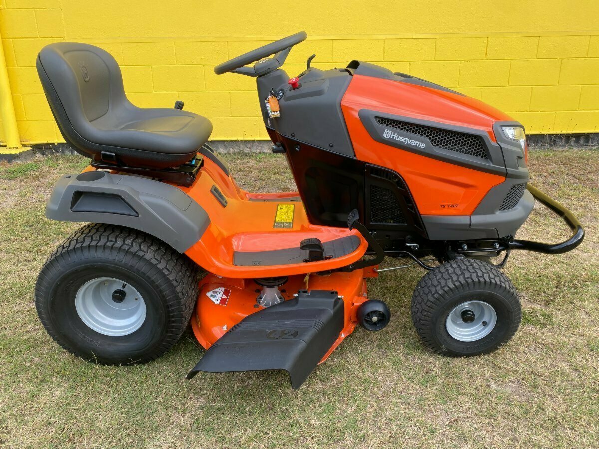 HUSQVARNA TS 142T RIDE-ON MOWER