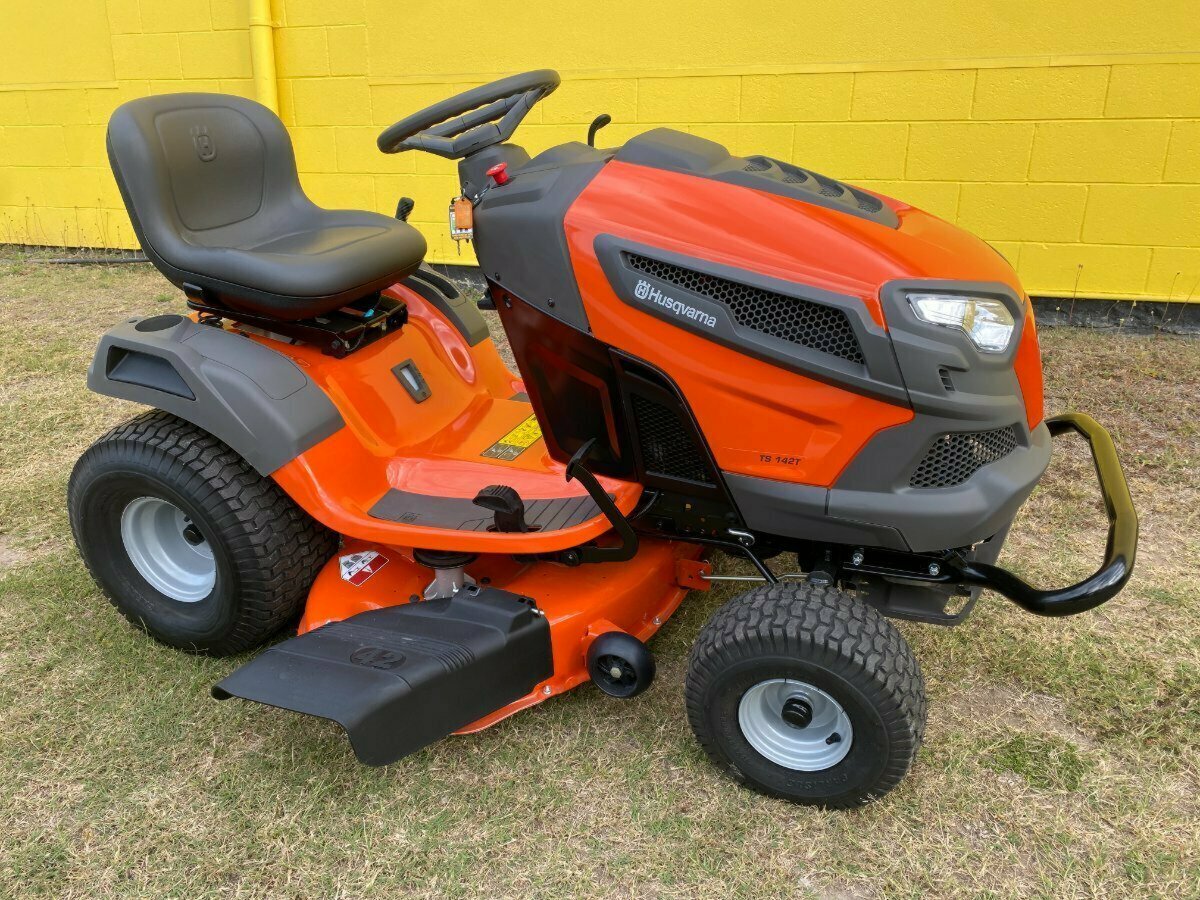HUSQVARNA TS 142T RIDE-ON MOWER