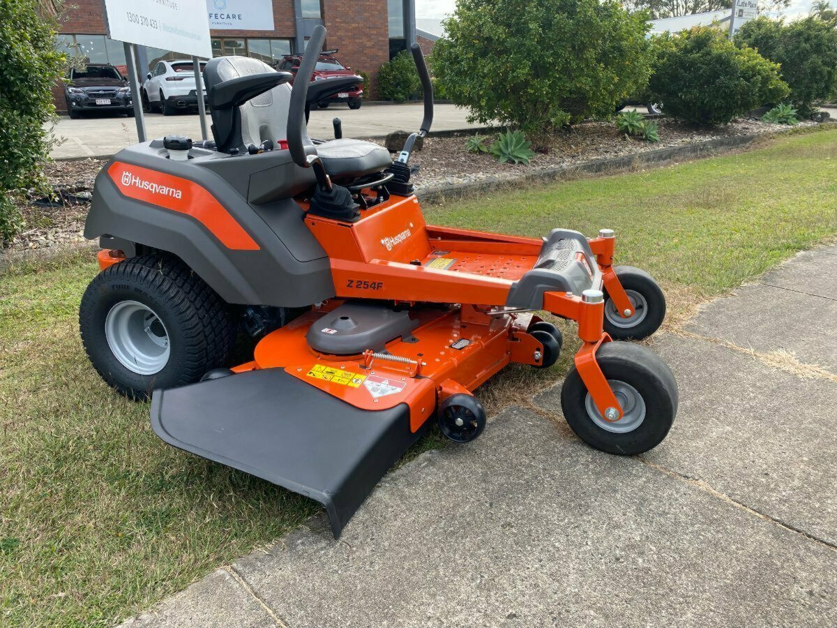 HUSQVARNA Z 254F ZTR ZERO TURN MOWER