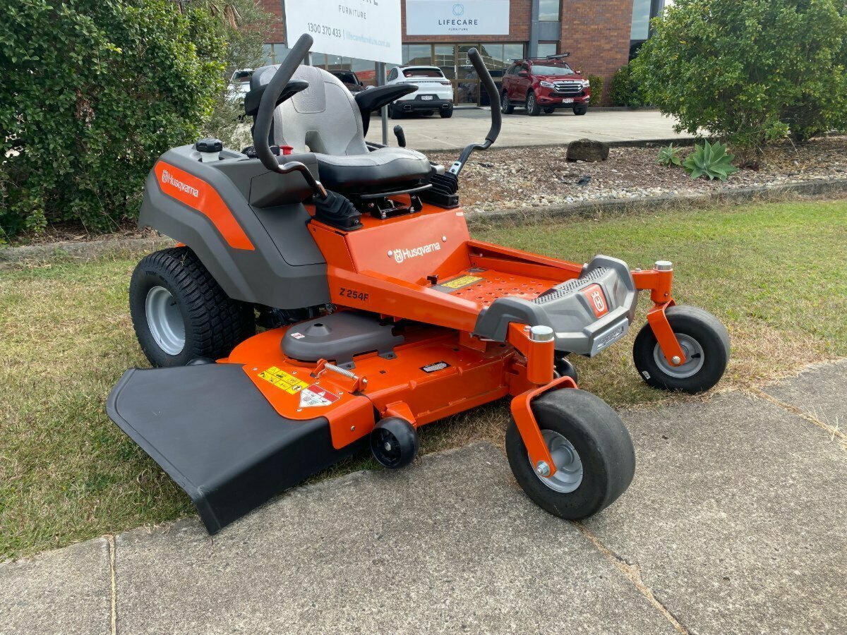 HUSQVARNA Z 254F ZTR ZERO TURN MOWER