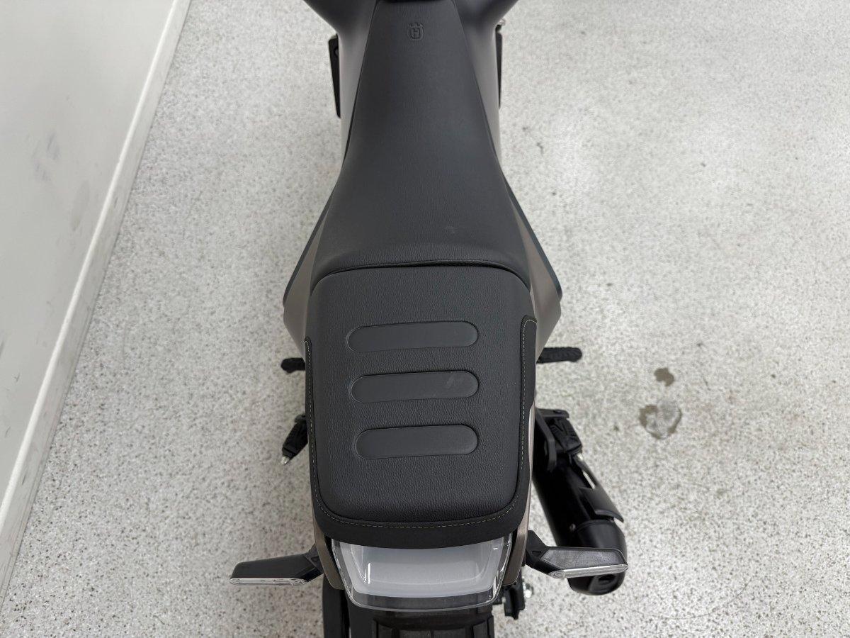 2023 HUSQVARNA SVARTPILEN 401 MY22 ROAD