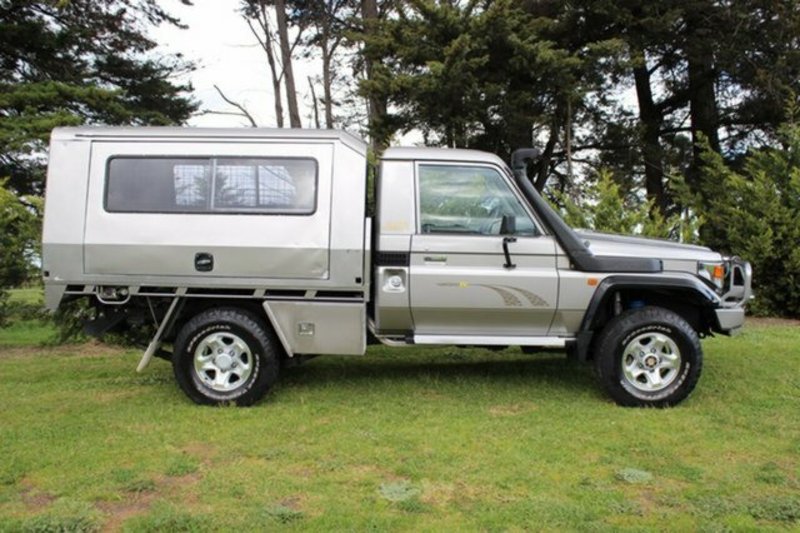 2002 TOYOTA LANDCRUISER RV (4x4) HDJ79R