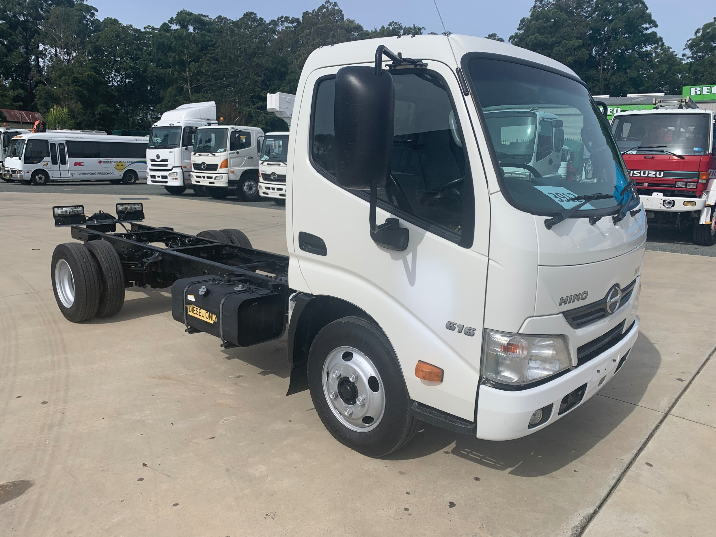 2014 HINO 616 - 300 SERIES AUTOMATIC CAB CHASSIS