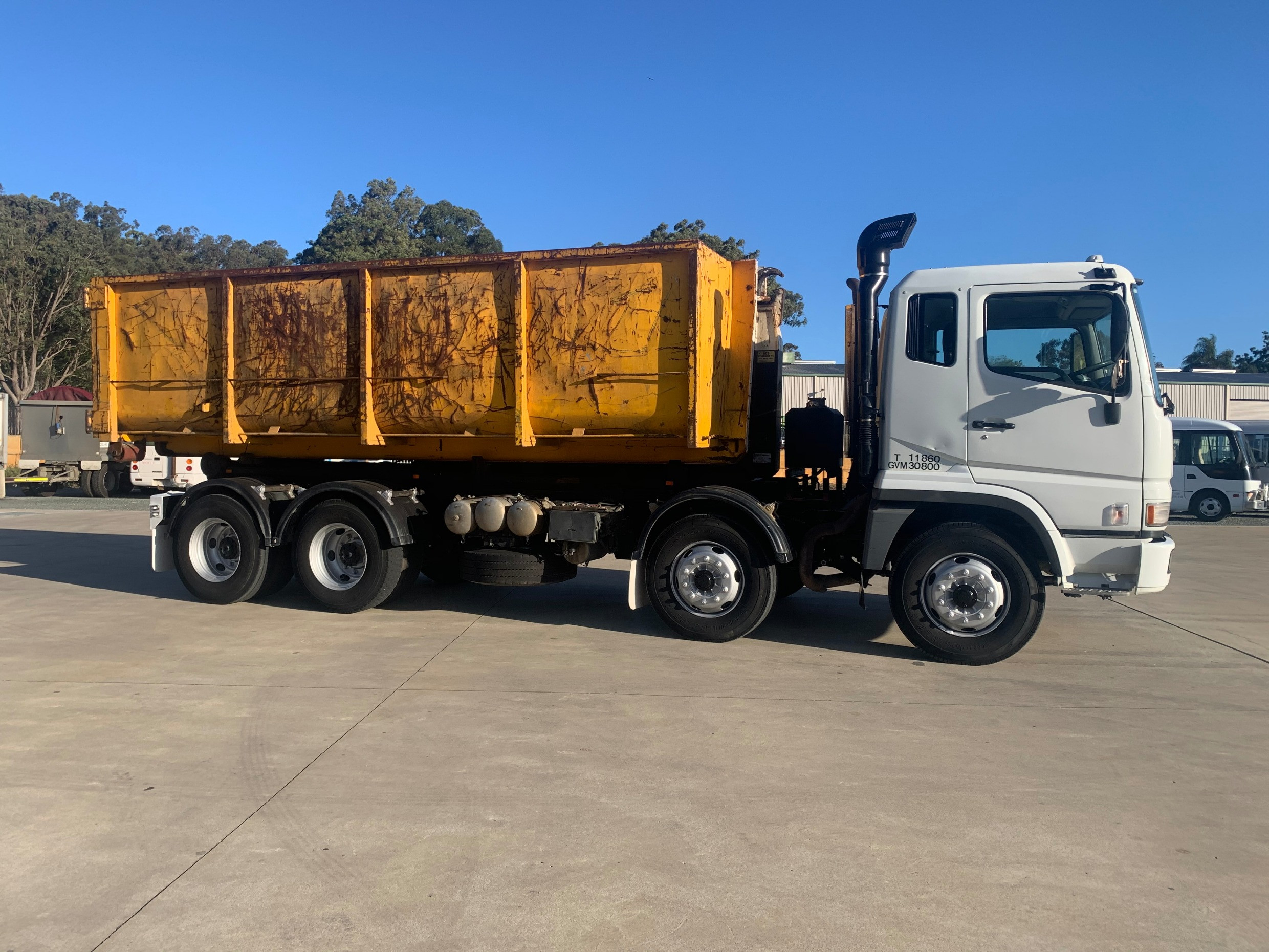 2002 MITSUBISHI 8X4 MANUAL HOOKLIFT/BI FOLD TRUCK