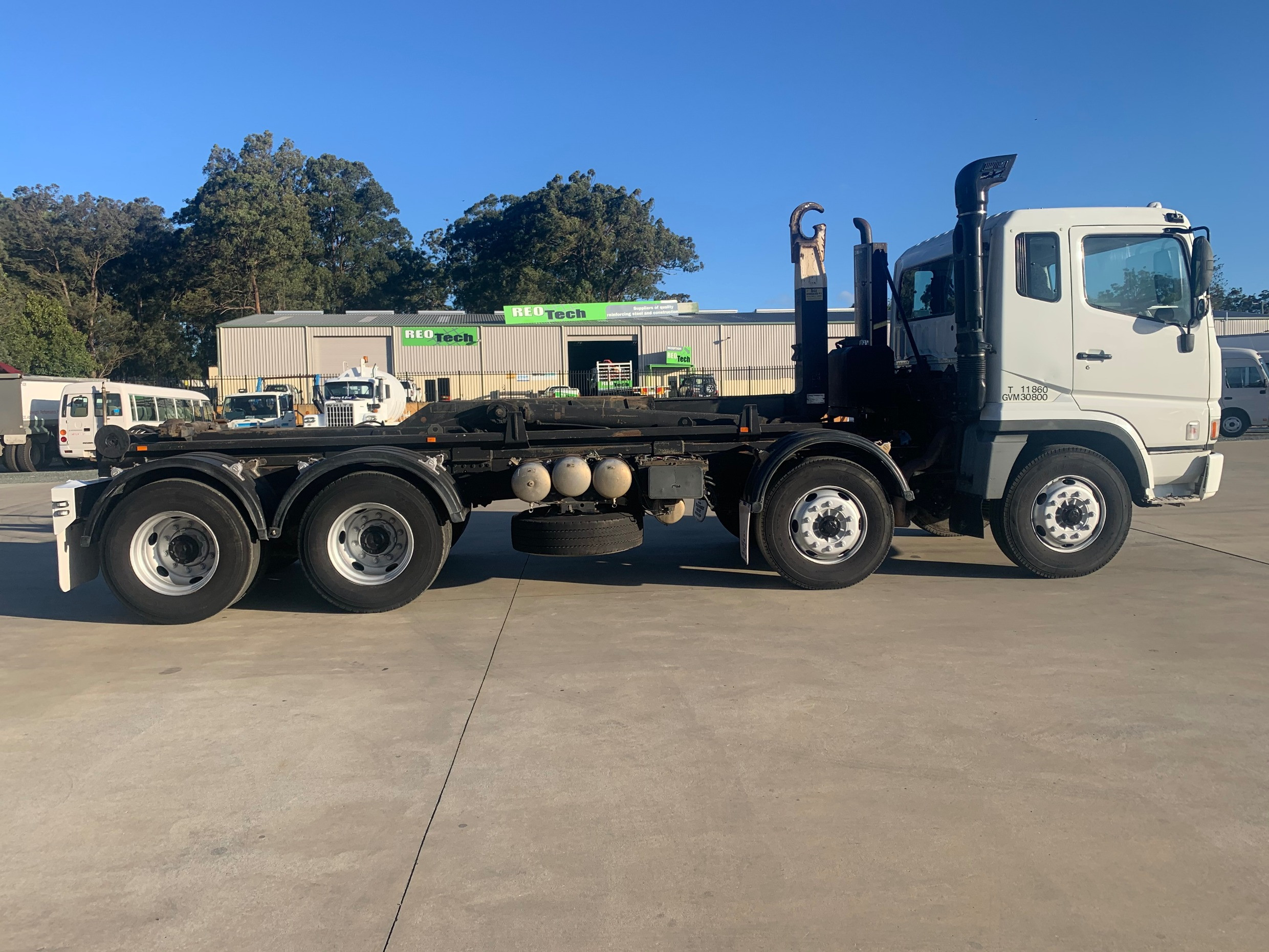 2002 MITSUBISHI 8X4 MANUAL HOOKLIFT/BI FOLD TRUCK