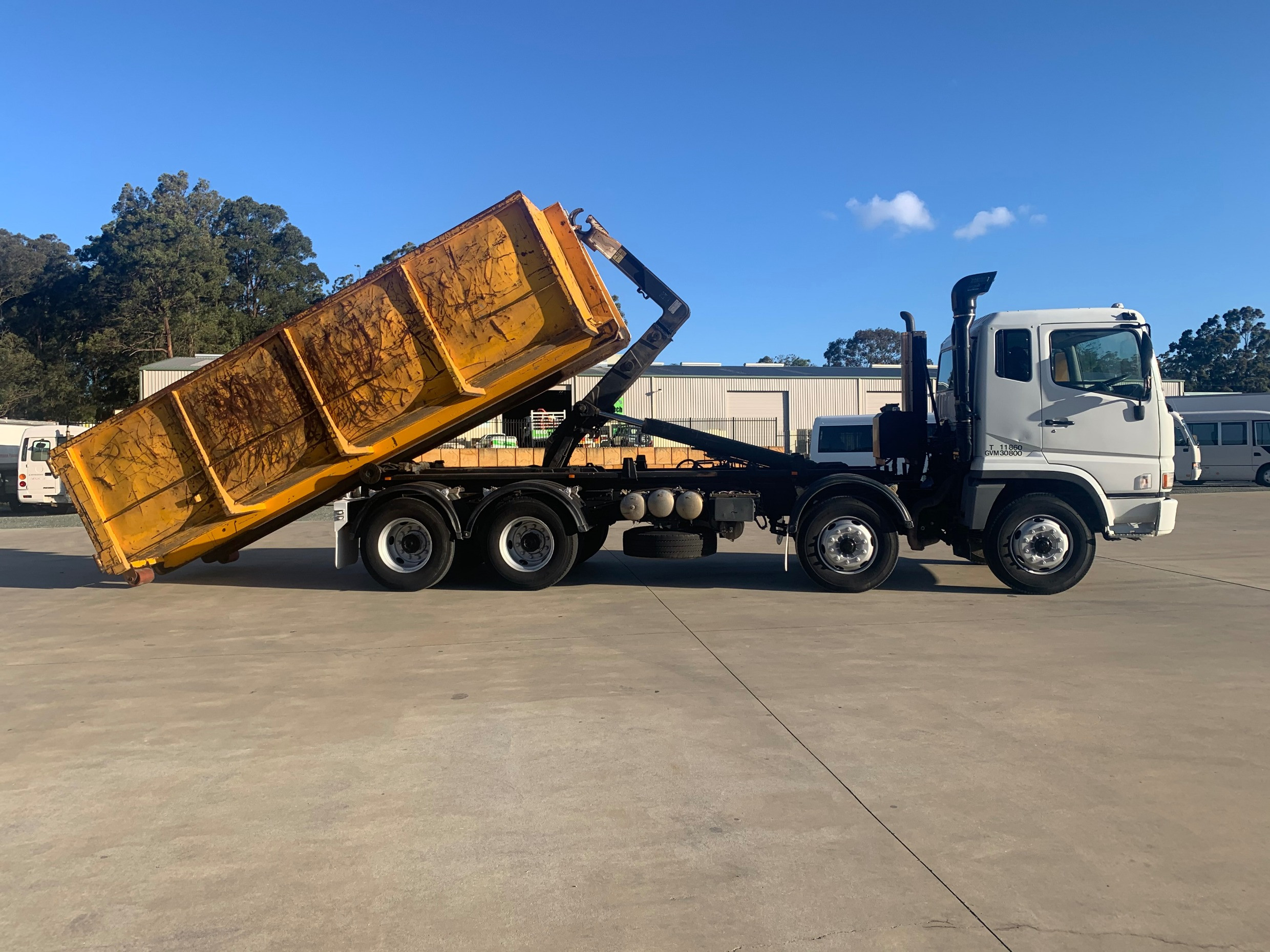 2002 MITSUBISHI 8X4 MANUAL HOOKLIFT/BI FOLD TRUCK