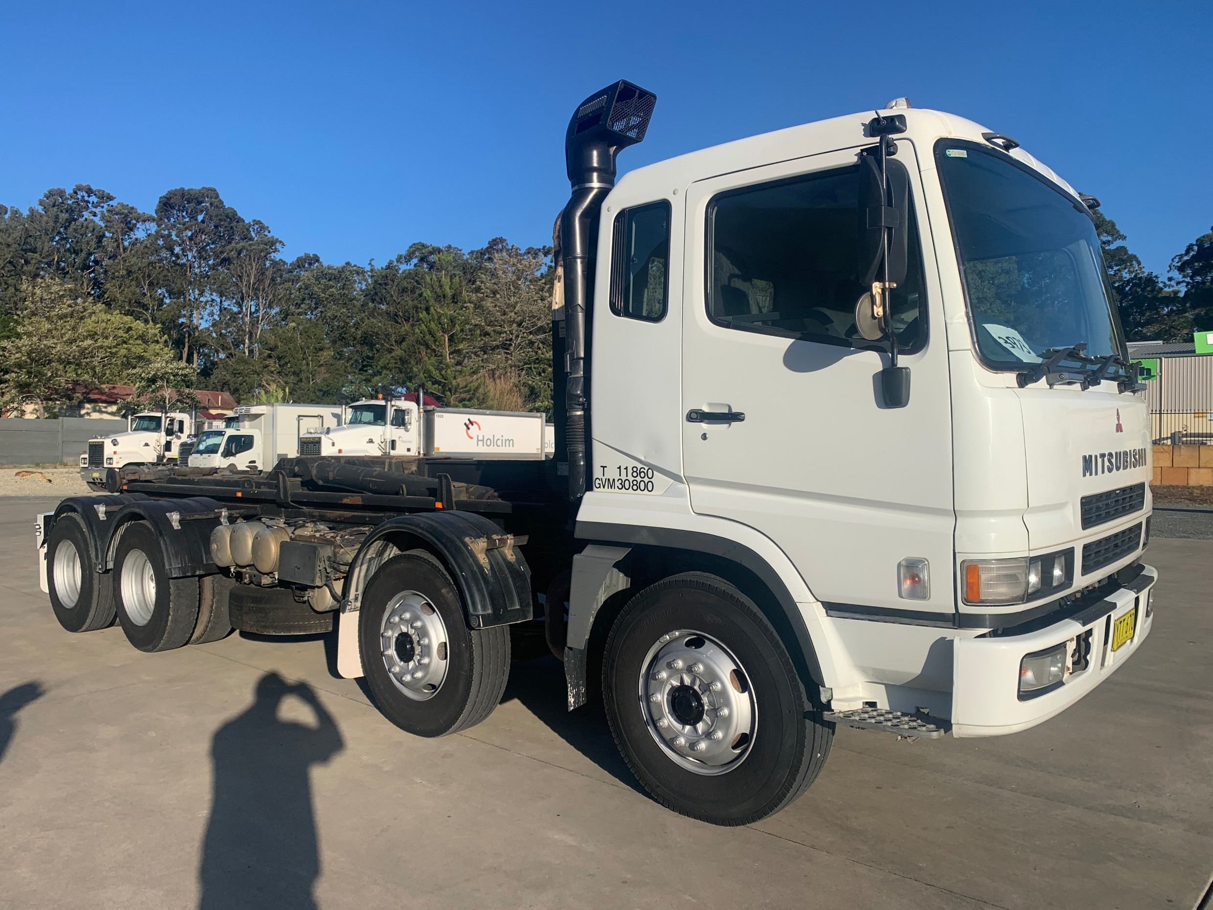 2002 MITSUBISHI 8X4 MANUAL HOOKLIFT/BI FOLD TRUCK