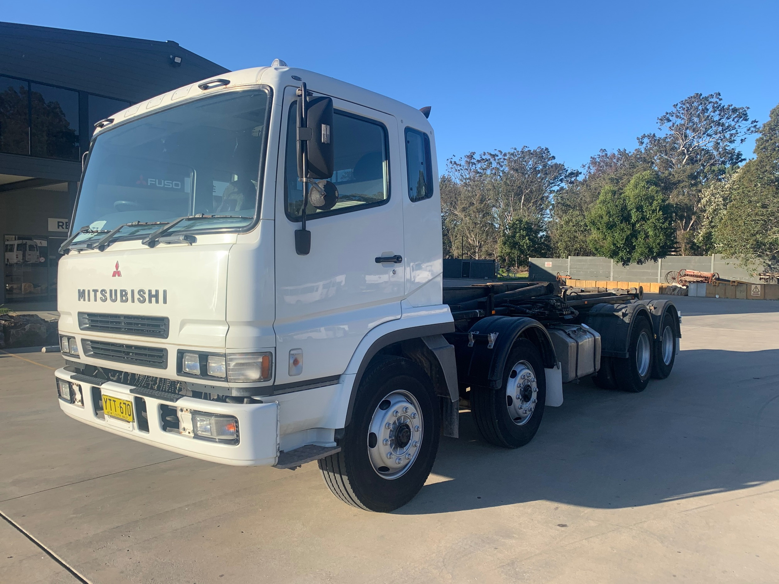 2002 MITSUBISHI 8X4 MANUAL HOOKLIFT/BI FOLD TRUCK
