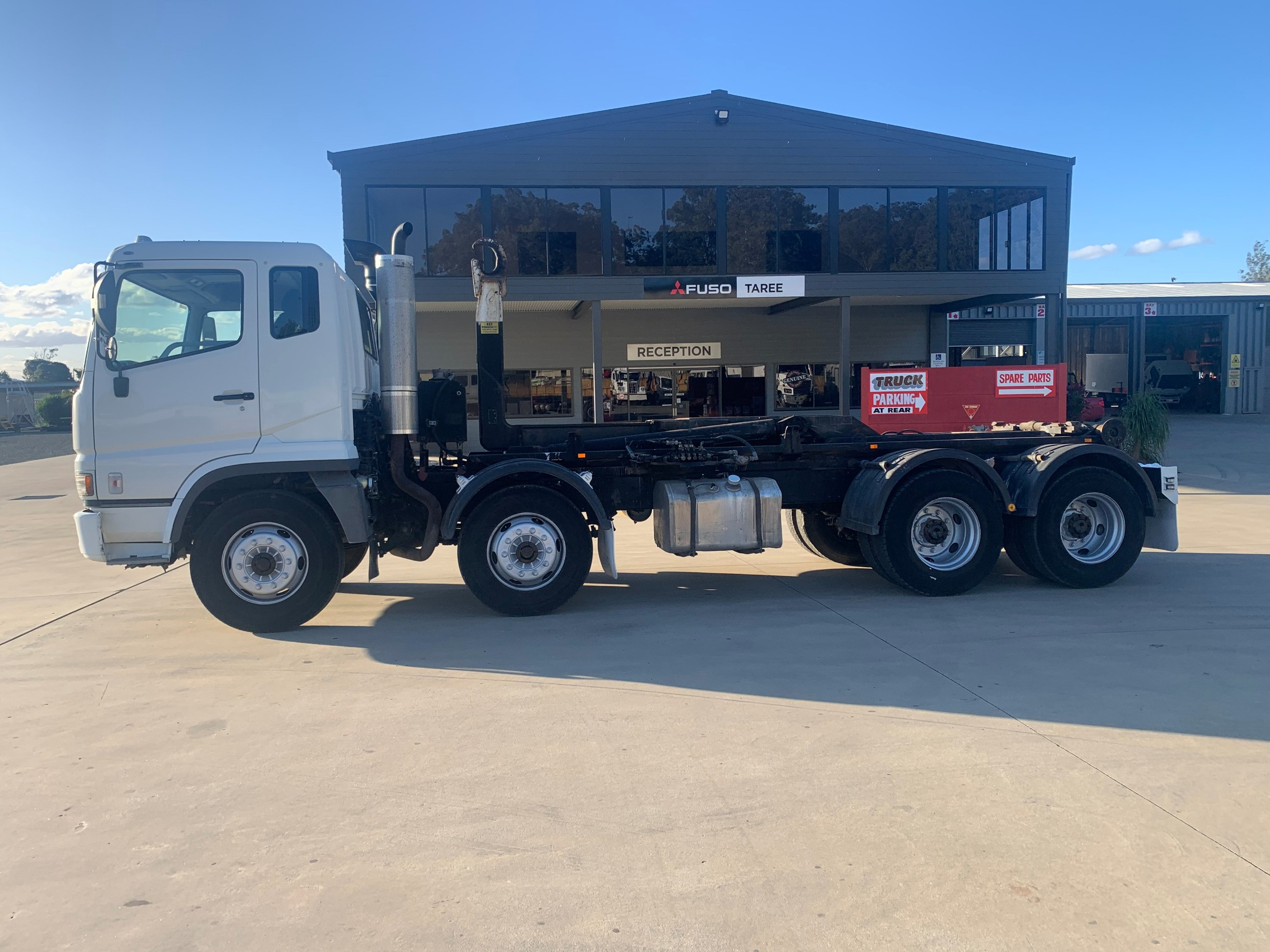 2002 MITSUBISHI 8X4 MANUAL HOOKLIFT/BI FOLD TRUCK