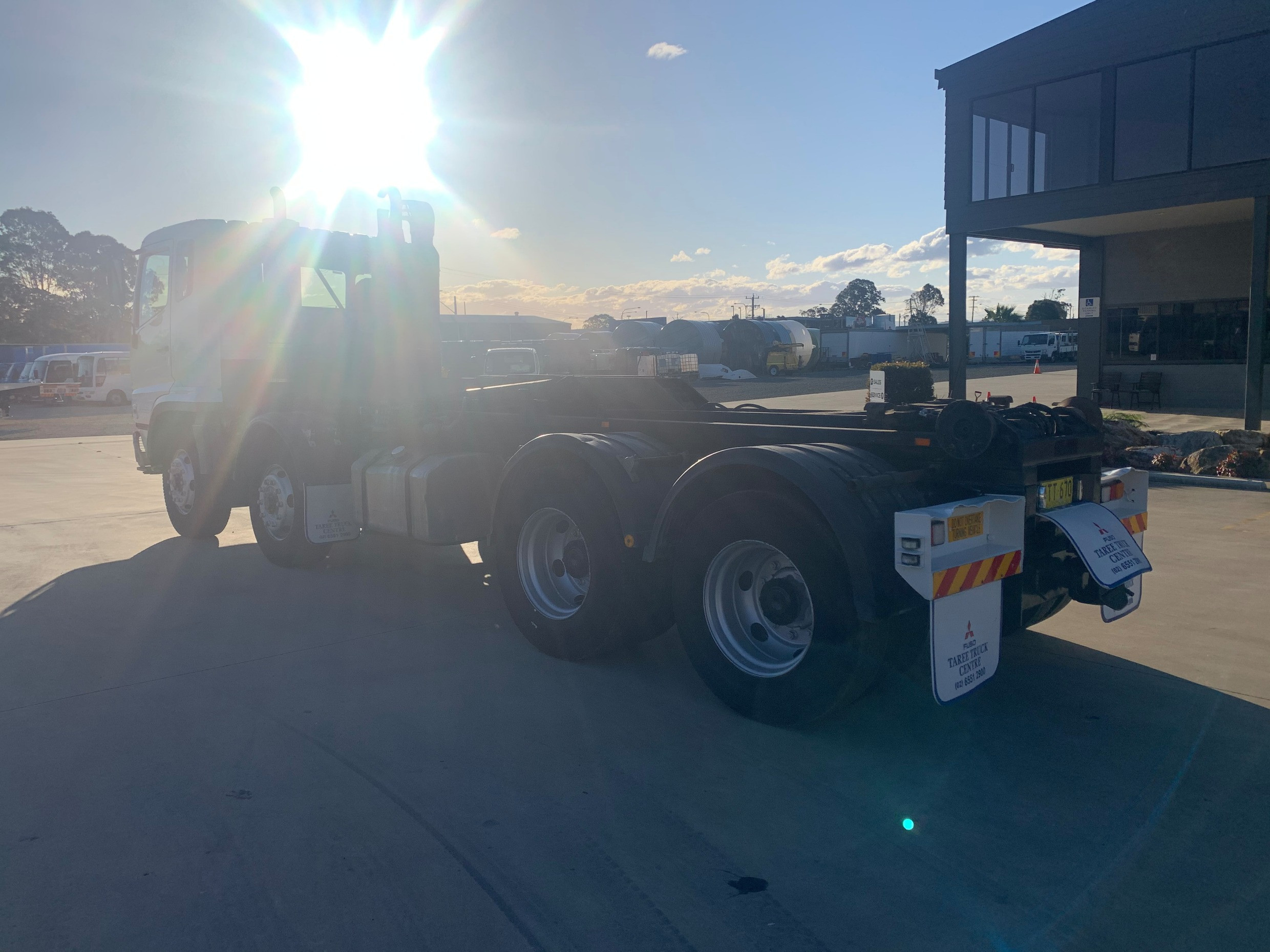2002 MITSUBISHI 8X4 MANUAL HOOKLIFT/BI FOLD TRUCK