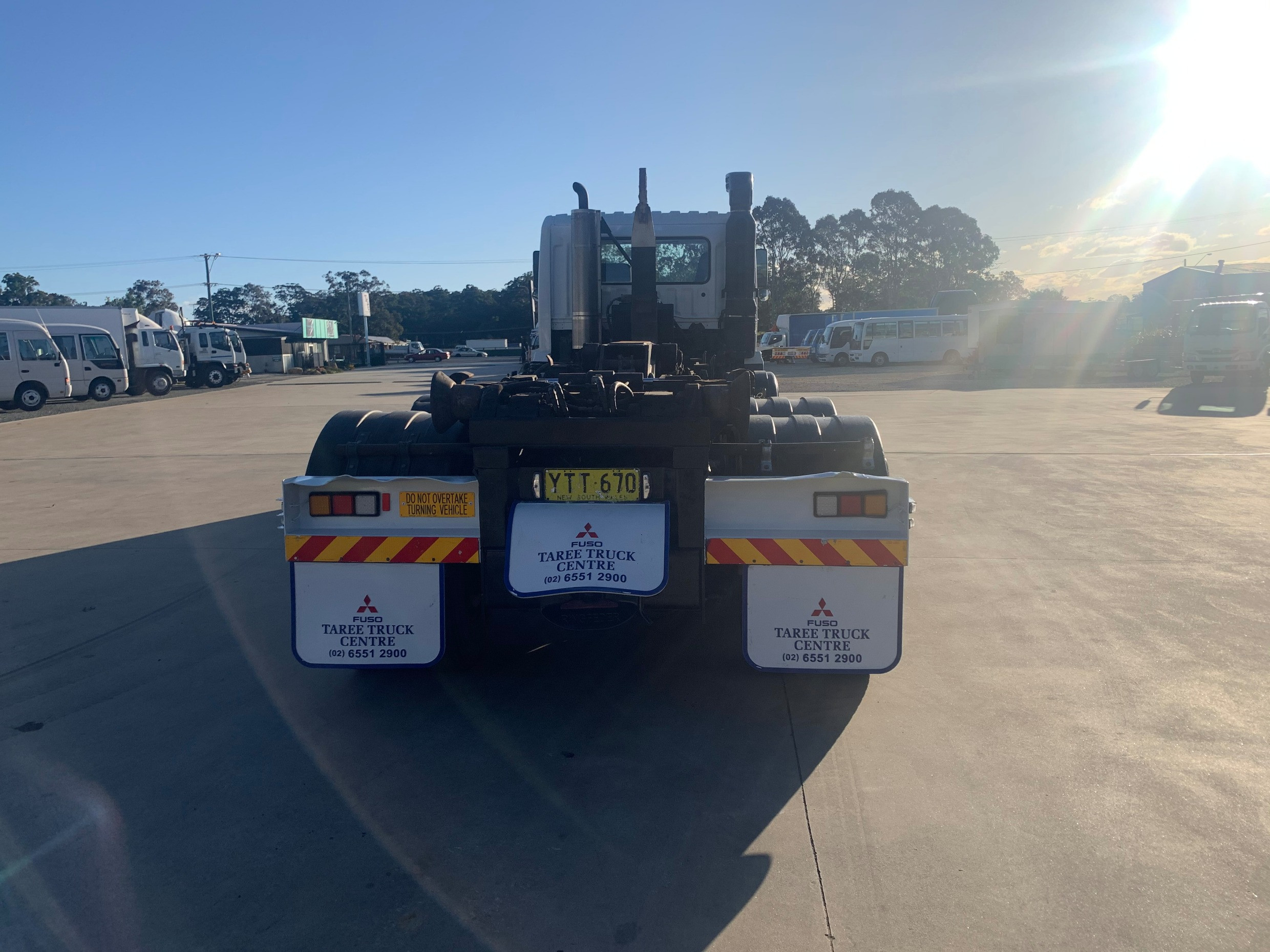 2002 MITSUBISHI 8X4 MANUAL HOOKLIFT/BI FOLD TRUCK