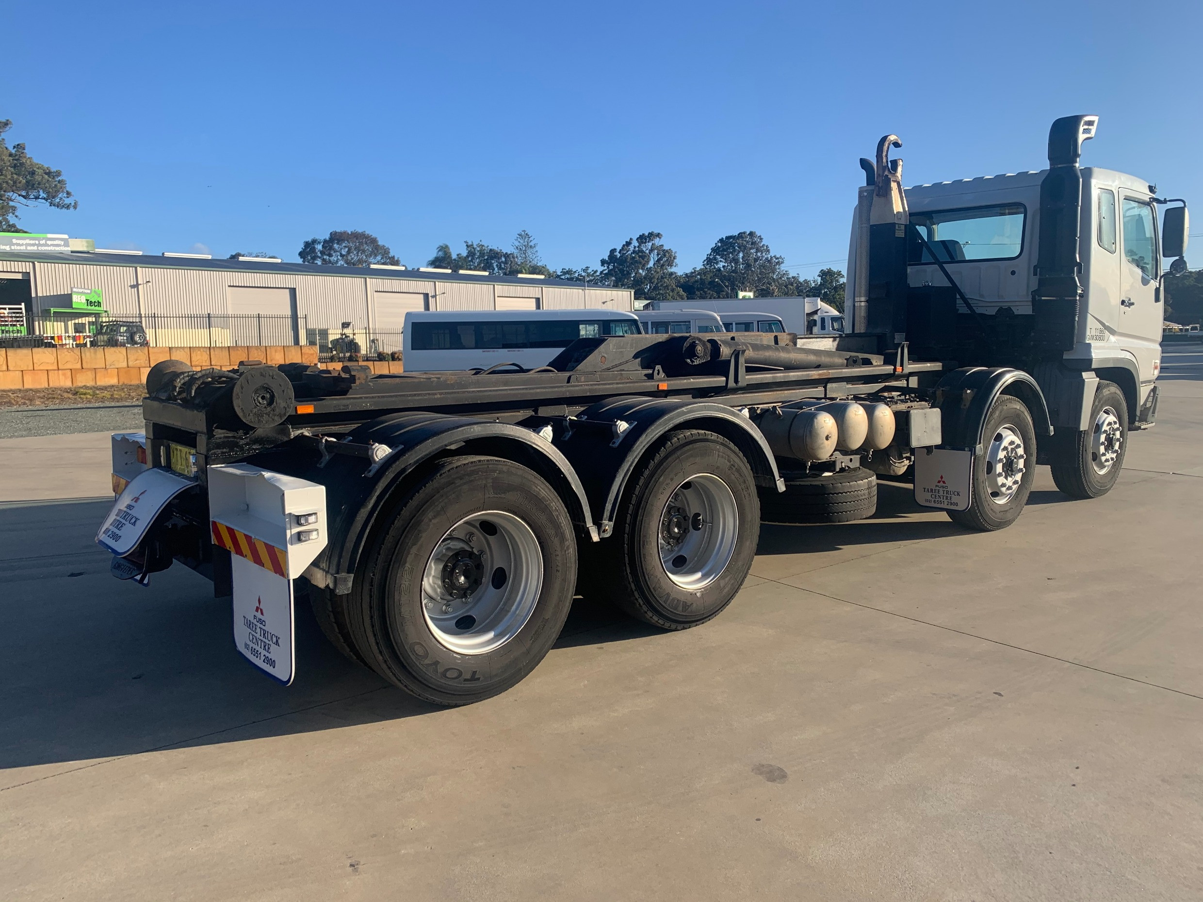2002 MITSUBISHI 8X4 MANUAL HOOKLIFT/BI FOLD TRUCK
