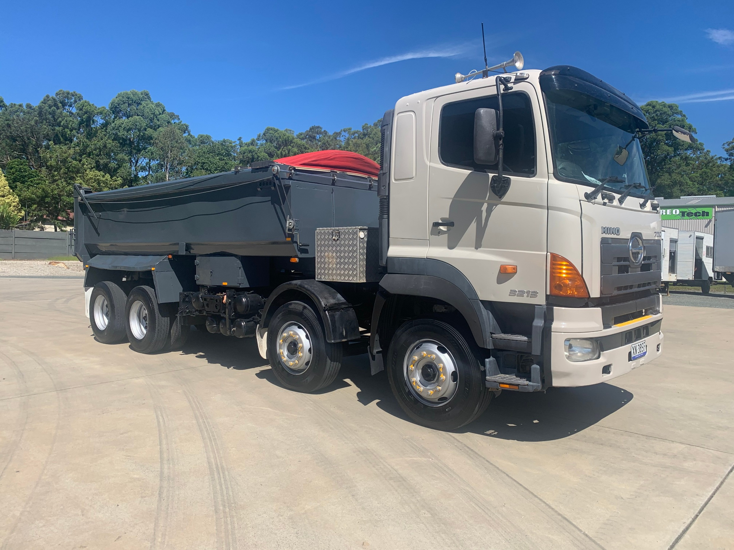 2006 HINO FY - 700 SERIES 8 WHEELER TIPPER