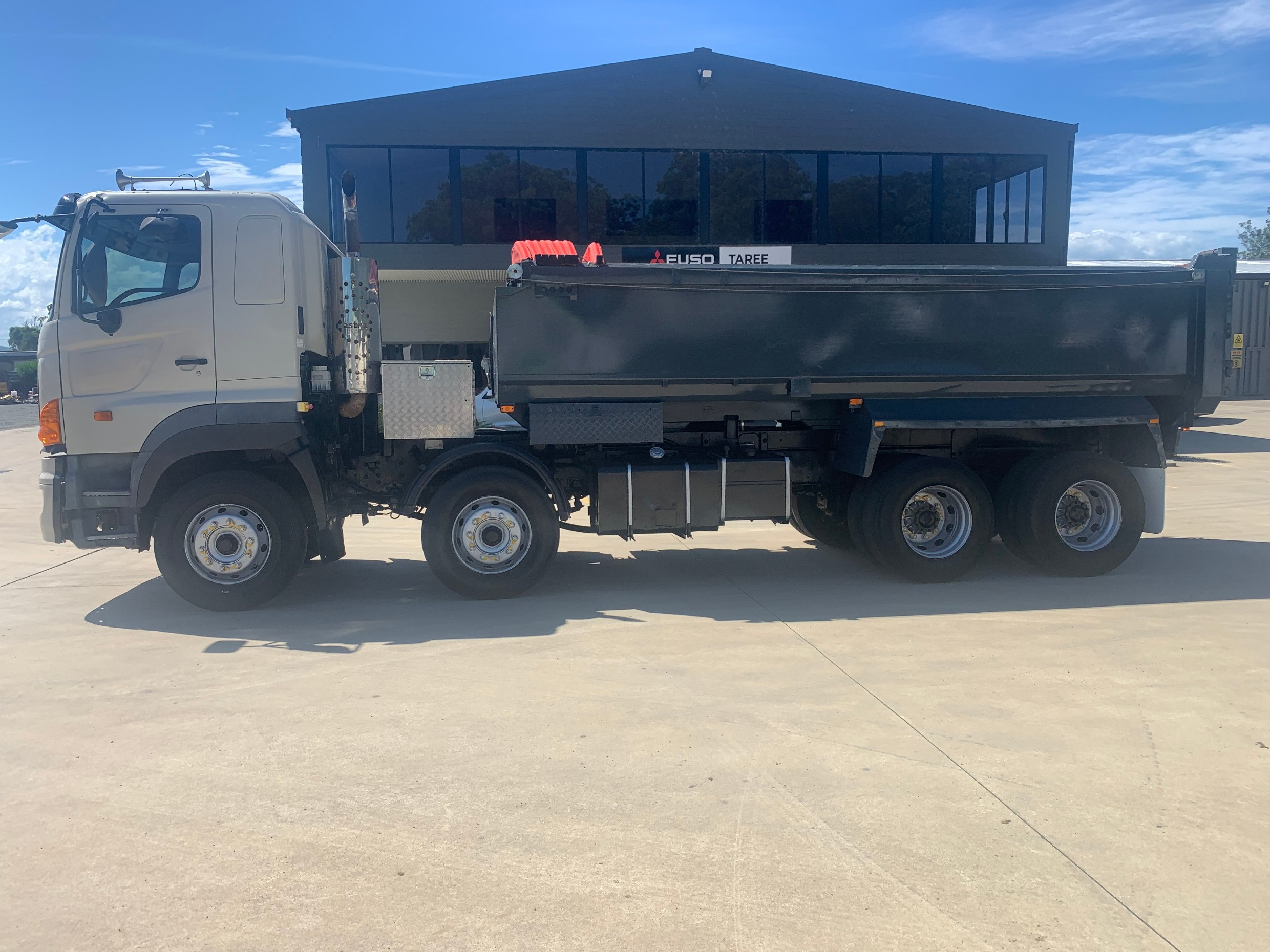 2006 HINO FY - 700 SERIES 8 WHEELER TIPPER
