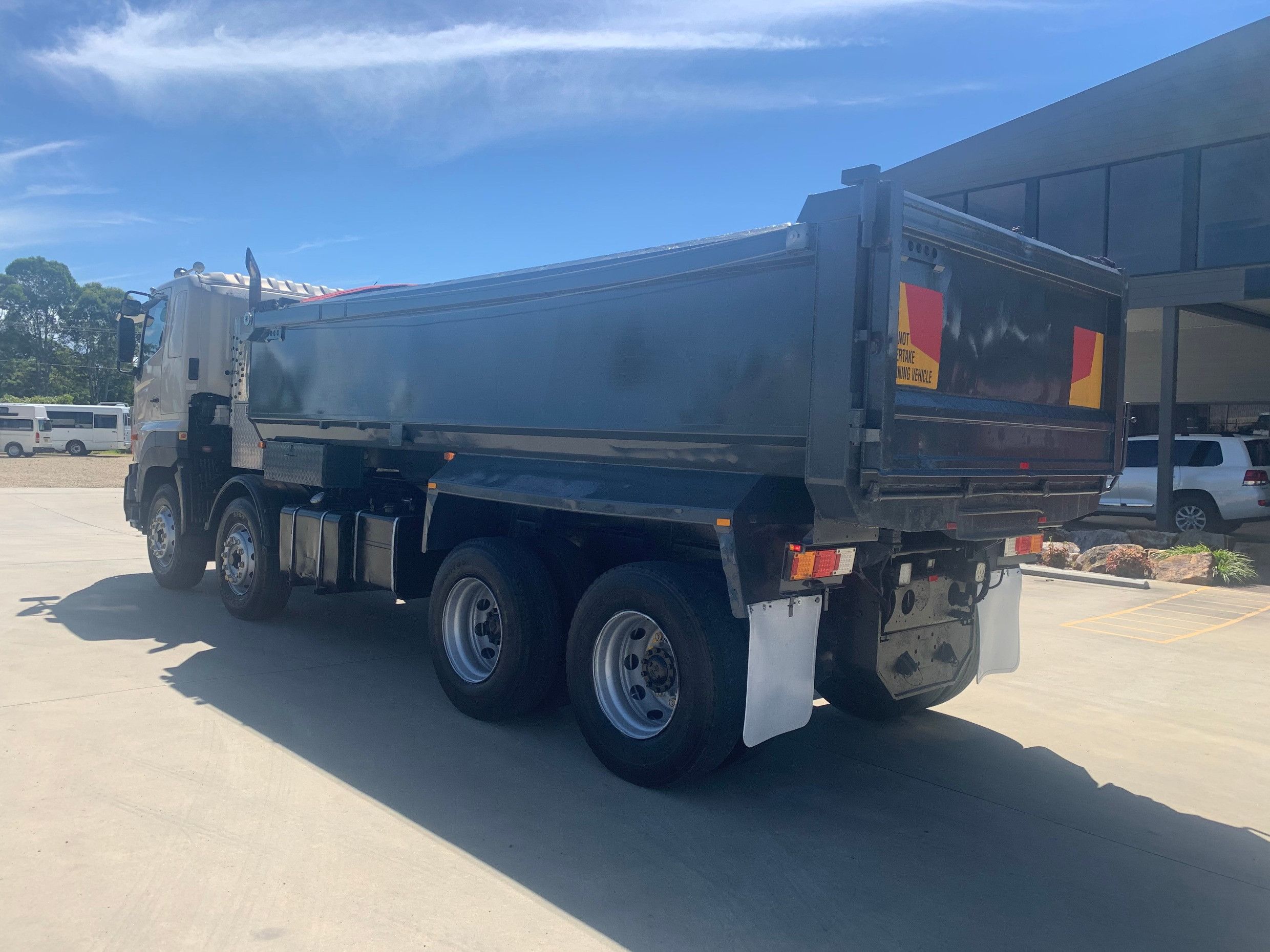 2006 HINO FY - 700 SERIES 8 WHEELER TIPPER