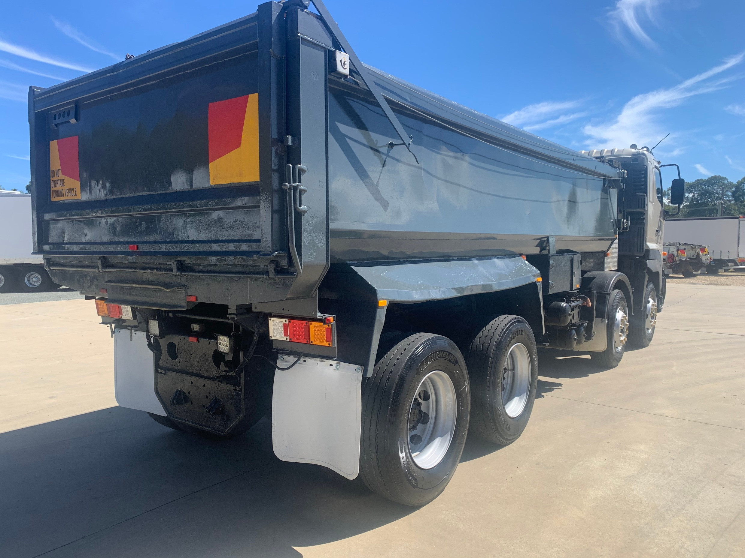 2006 HINO FY - 700 SERIES 8 WHEELER TIPPER