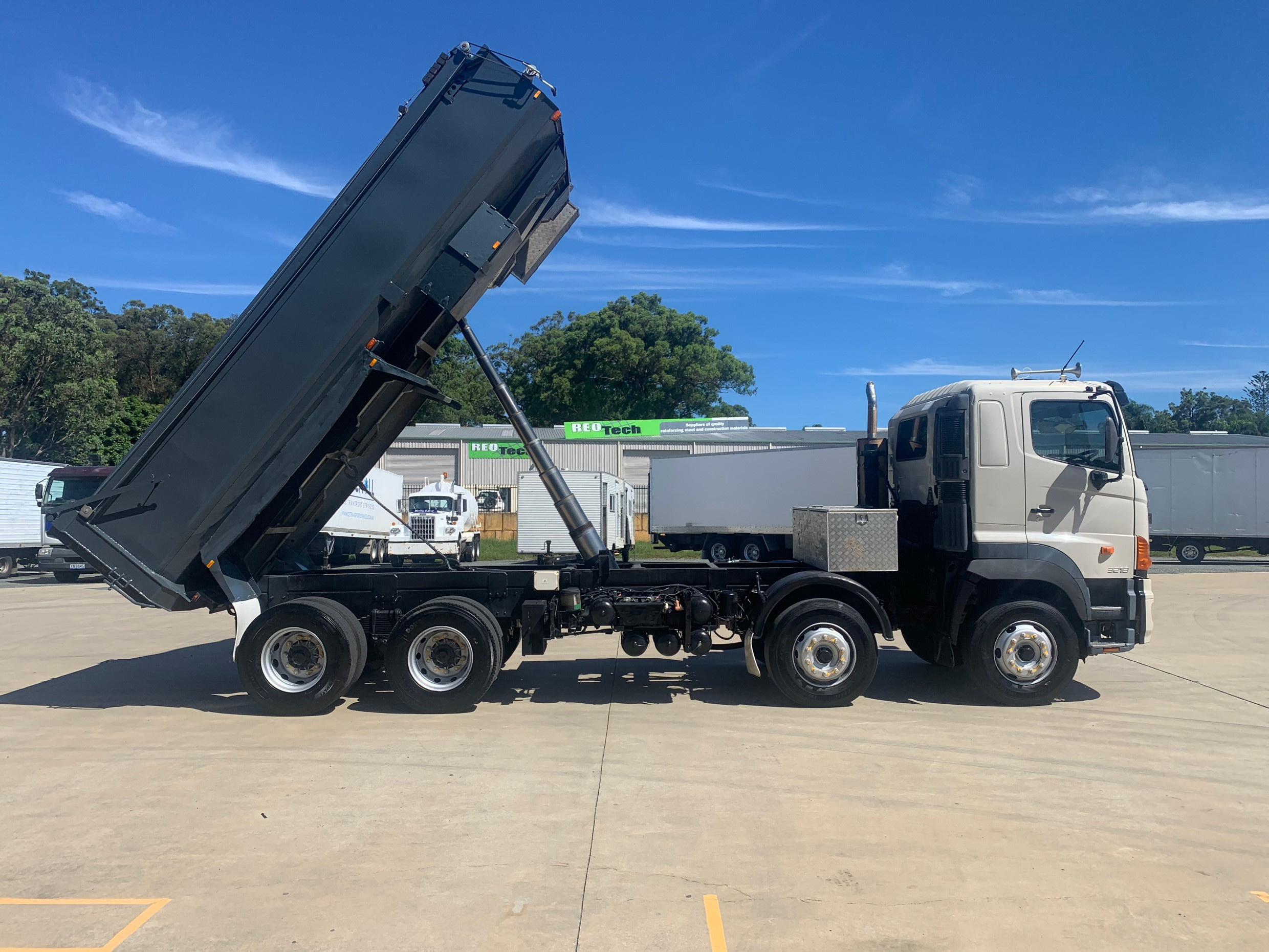 2006 HINO FY - 700 SERIES 8 WHEELER TIPPER