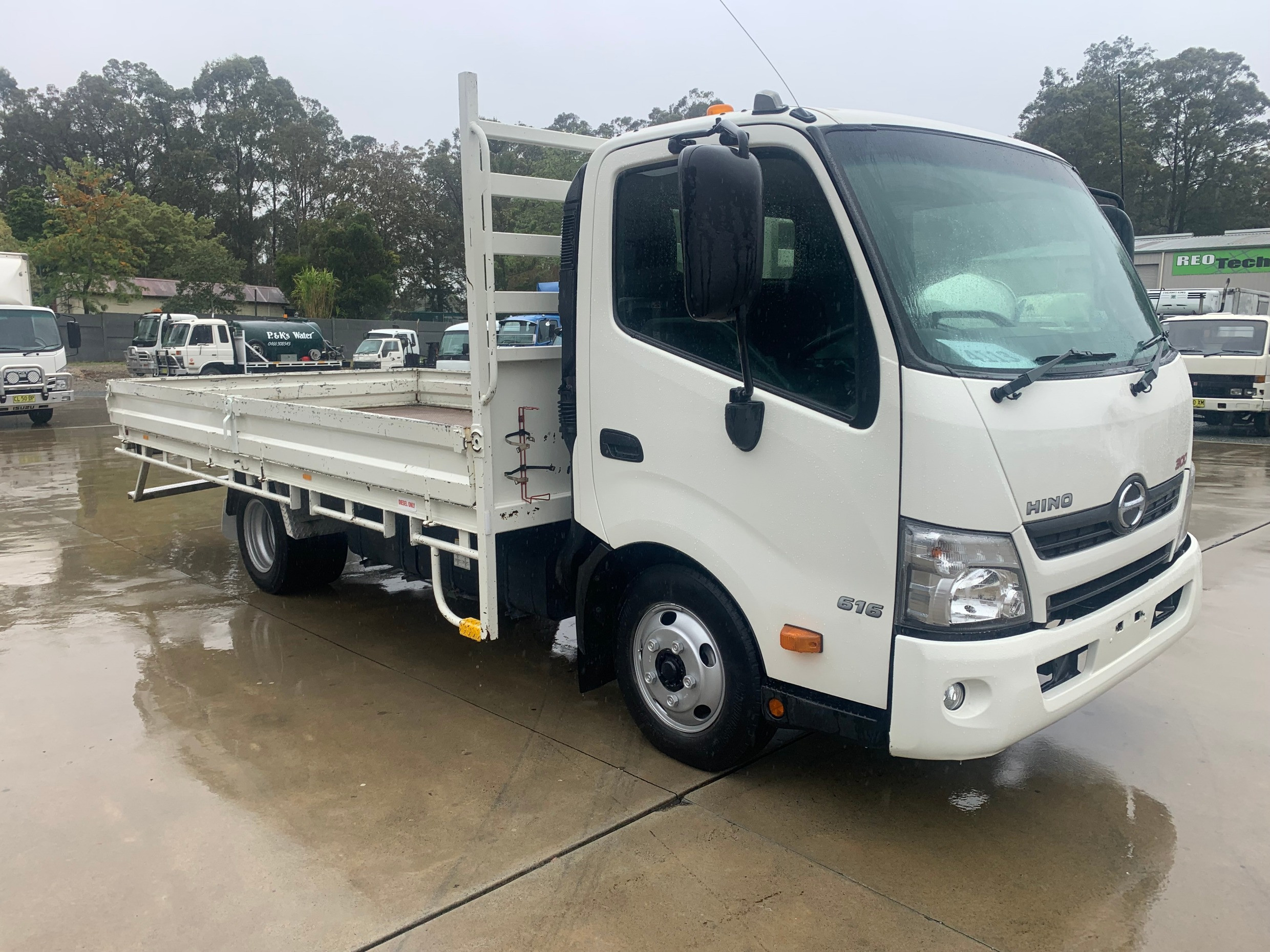 2017 HINO 616 - 300 SERIES AUTOMATIC TRAY